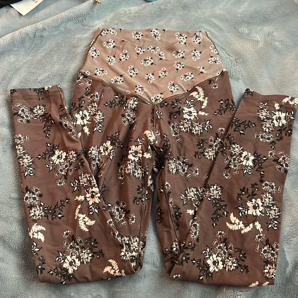 Offline by Aerie Crossover Two-toned Floral Leggings!